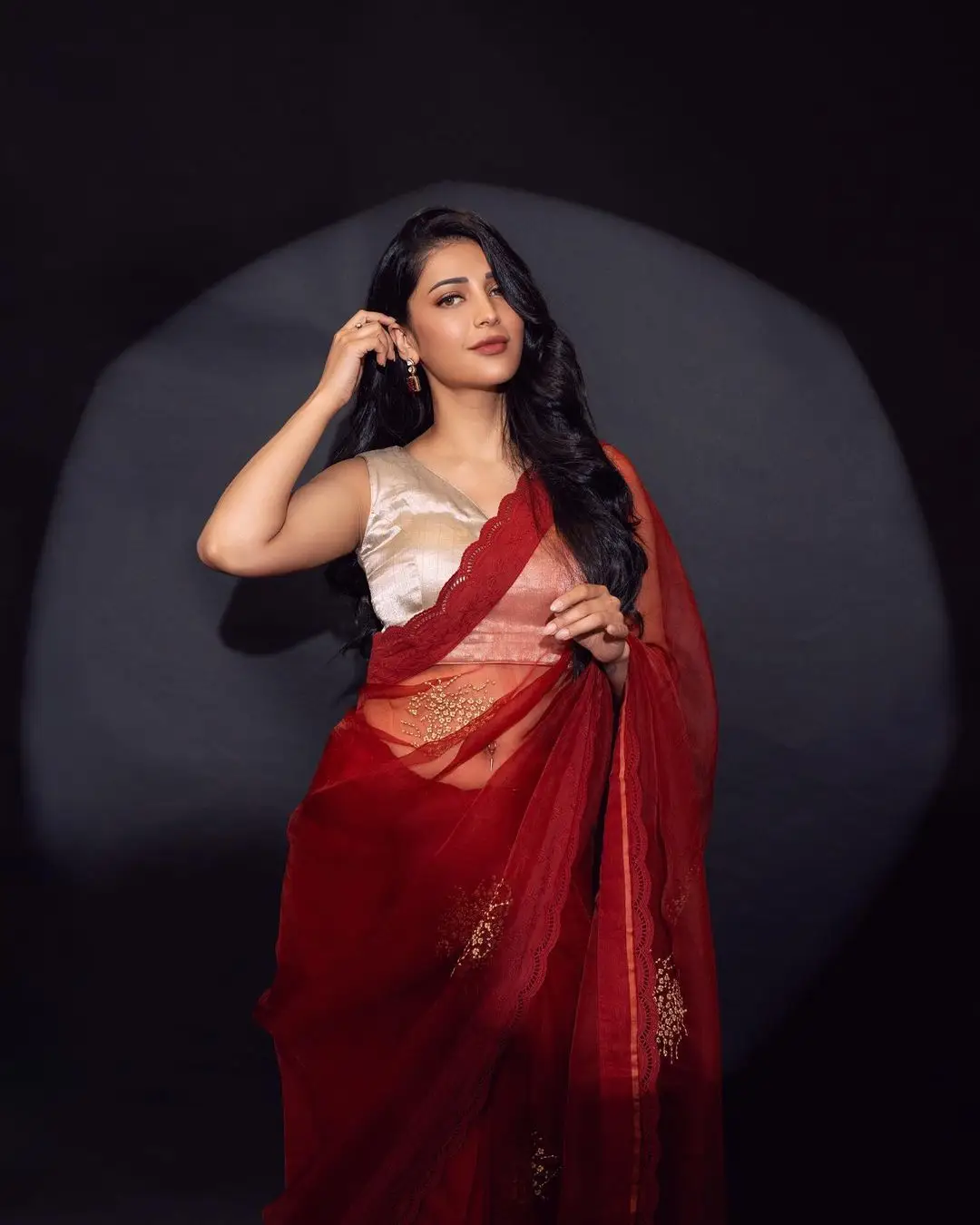 Tollywood Actress Shruti Haasan in Sleeveless Red Saree